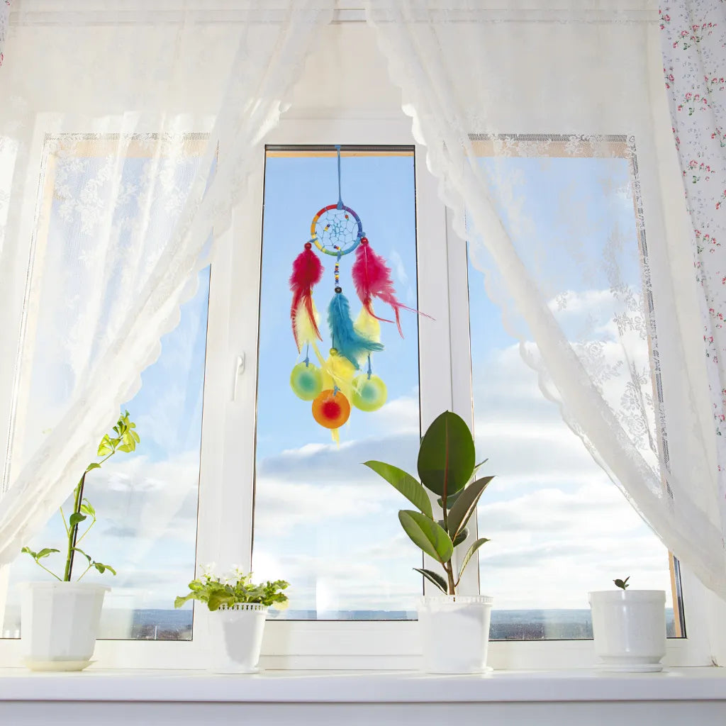 Kleiner Regenbogen Traumfänger am Fenster, 6cm Durchmesser, ideal als Glücksbringer.