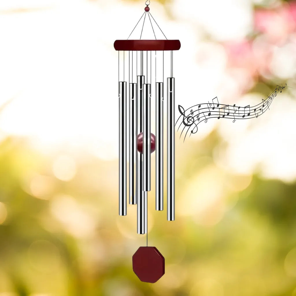 Windspiel mit 6 silbernen Röhren und dunklem Holz, erzeugt zarte Melodien für ruhige Momente.