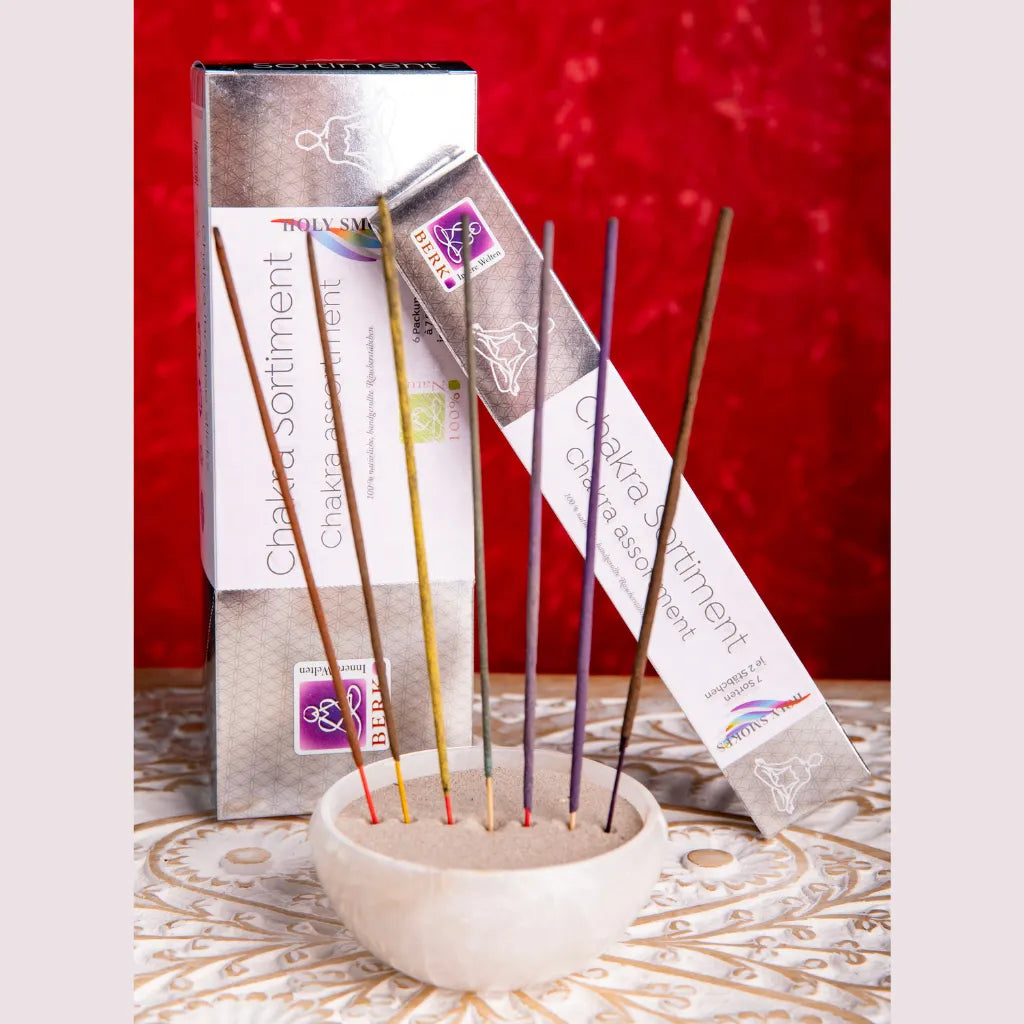 BERK Chakra Sortiment Räucherstäbchen in verschiedenen Farben, in weißem Räucherstäbchenhalter mit Sand.