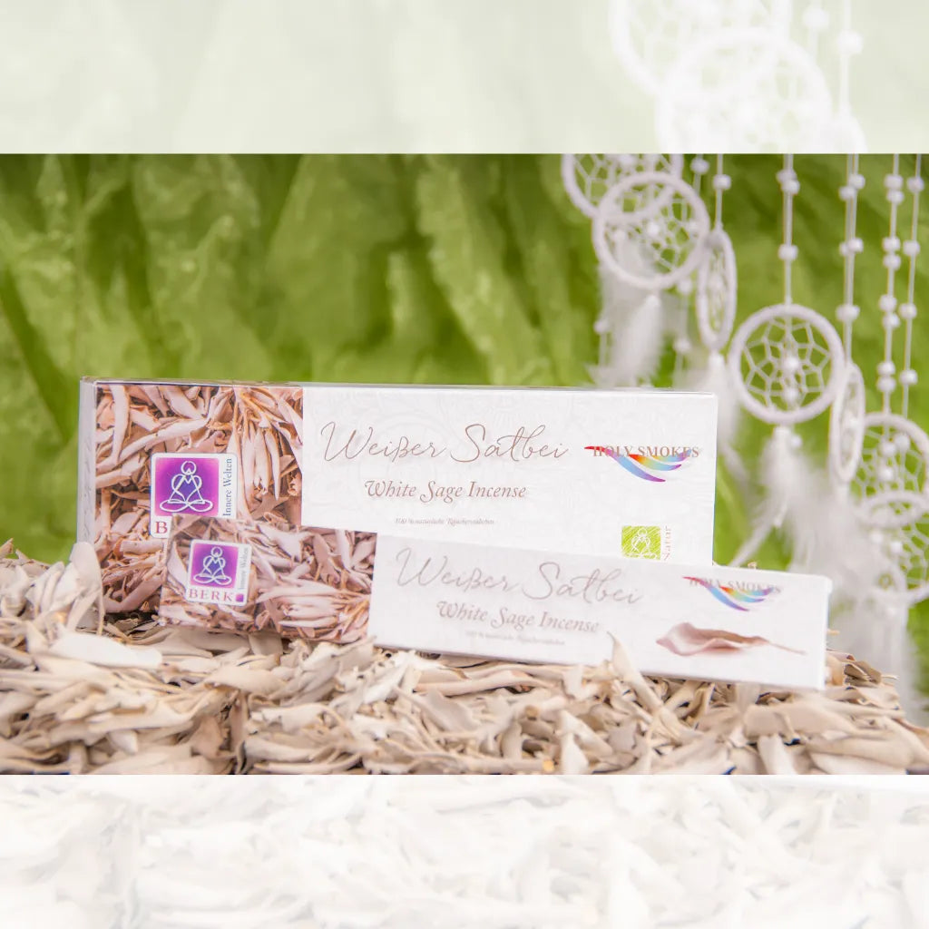 BERK Weißer Salbei Räucherstäbchen Packungen, dekoriert mit getrocknetem weißen Salbei und Traumfängern.