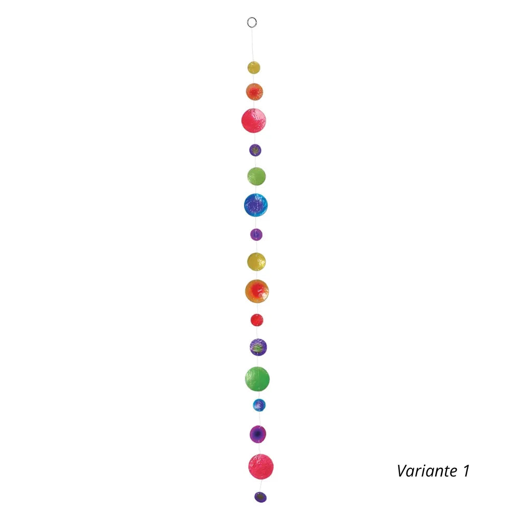 Muschelkette Variante 1, 100 cm lang, aus Capiz-Muscheln in verschiedenen Multicolor-Größen. Ideal als Fensterdeko oder Wandbehang für eine sommerliche Atmosphäre.