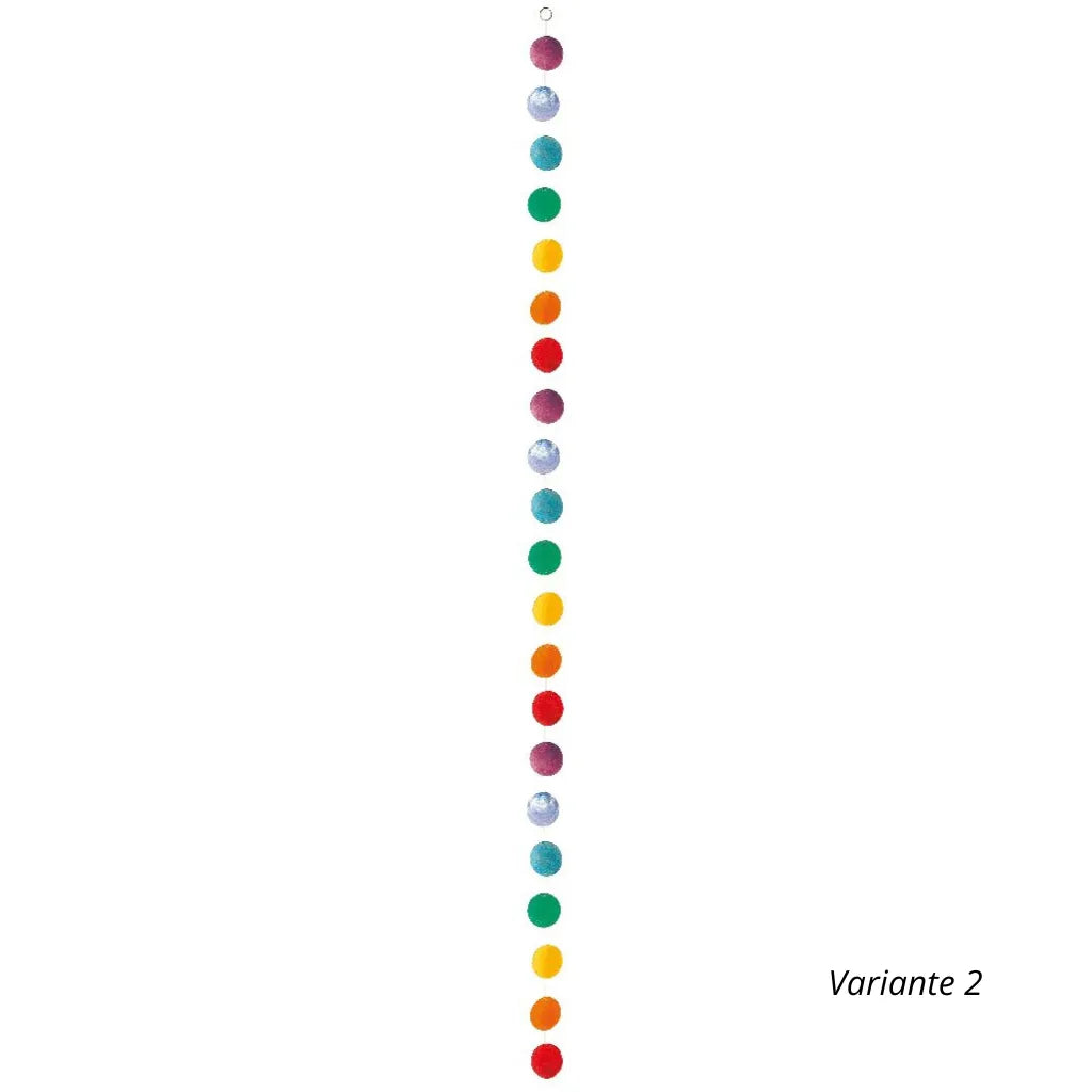 Muschelkette Variante 2, 160 cm lang, aus regenbogenfarbenen Capiz-Muscheln in einheitlicher Größe. Bringt Leichtigkeit und Farbe als Fensterdeko oder Wandbehang.