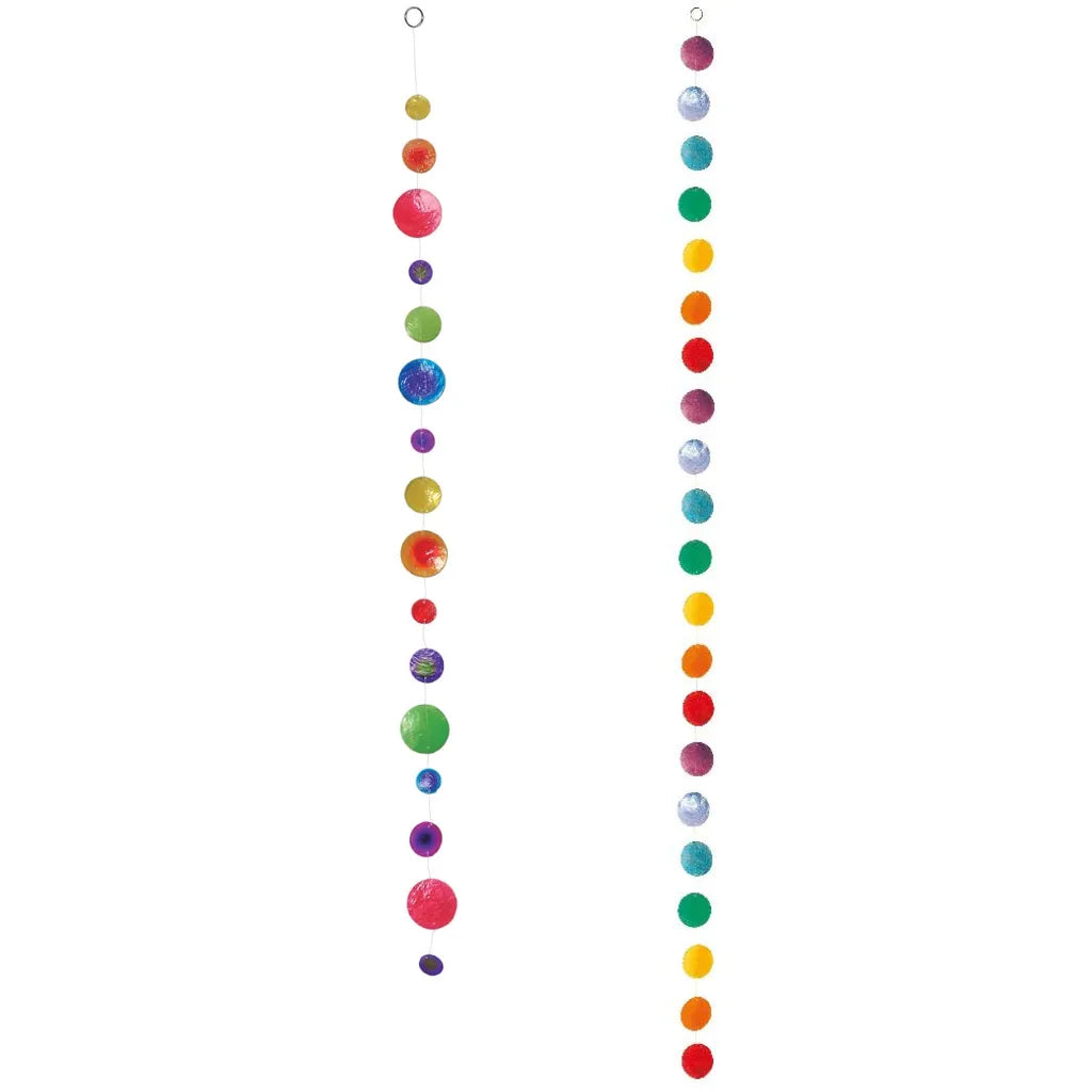 Zwei bunte Capiz-Muschelketten als Fensterdeko. Links Variante 1 (100cm, verschiedene Größen), rechts Variante 2 (160cm, einheitliche Größen) für maritime Stimmung.