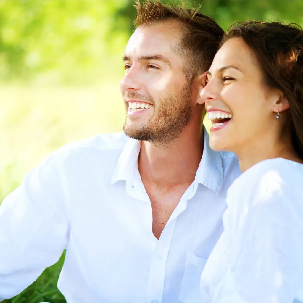 Glückliches Paar entspannt im Wald – Autogenes Training, Stressabbau, innere Ruhe, Natur