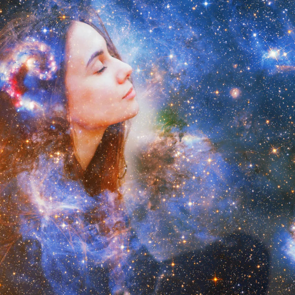 Frau mit Galaxie-Hintergrund, symbolisiert spirituelles Wachstum, Seelenreise und Selbstverwirklichung.