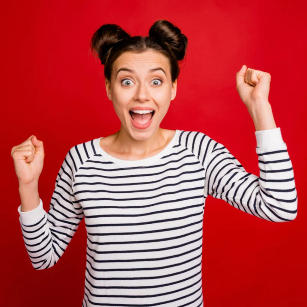 Jubelnde Frau feiert Selbstausdruck, symbolisiert persönliche Entwicklung und innere Freiheit.