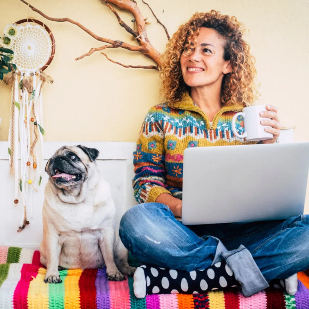 Frau mit Mops und Laptop entspannt, symbolisiert neues Mindset, Wohlbefinden und Klarheit.