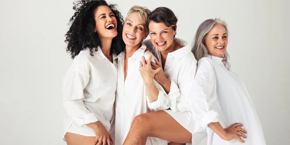 Eine Gruppe Frauen steht mit nackten Beinen beieinander und feiern ihre Körper – trotz der Makel