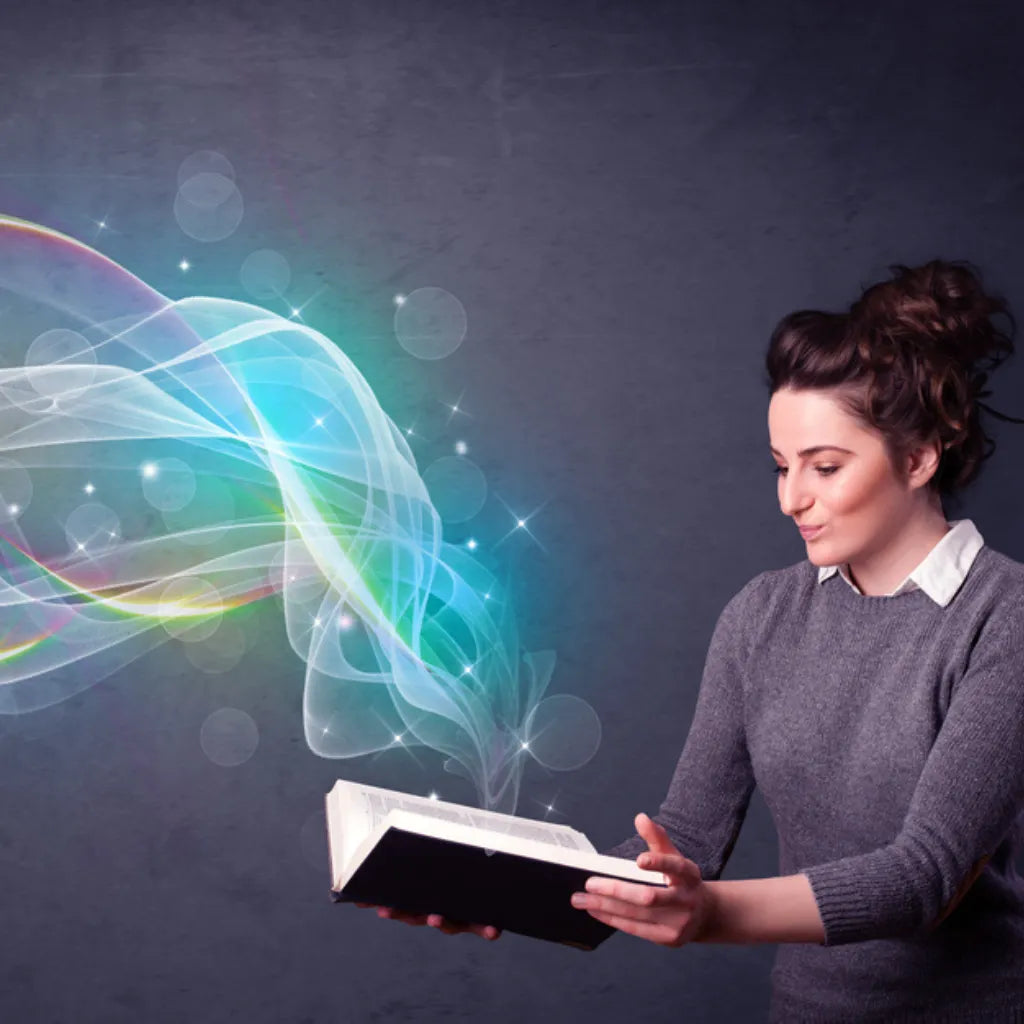 Frau liest Buch mit magischem Licht, symbolisiert Wissen & Akasha Chronik Meditation für Antworten im Leben.