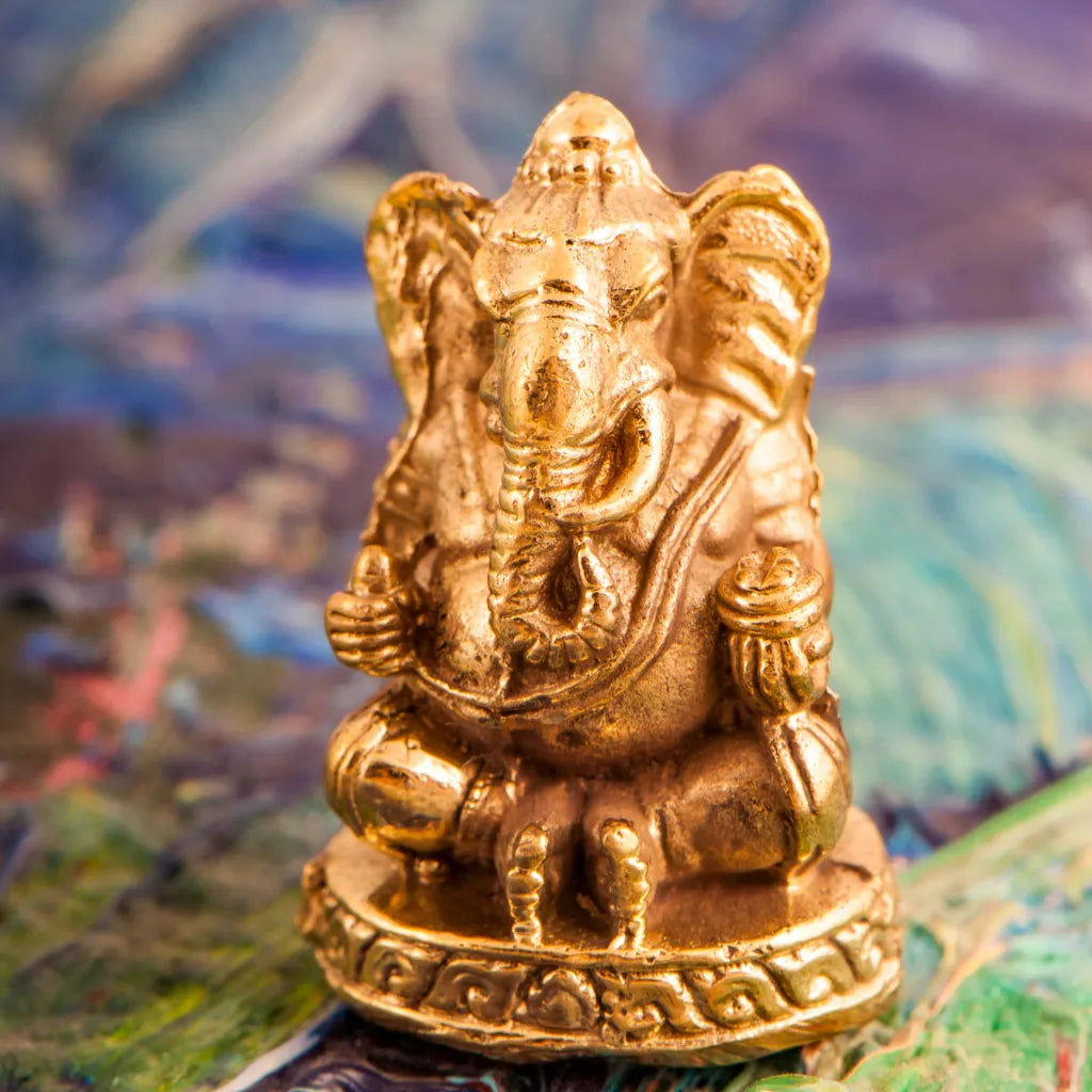 Goldfarbene Miniatur Ganesha Figur aus Messing, detailreich, als Dekoration und Glücksbringer.