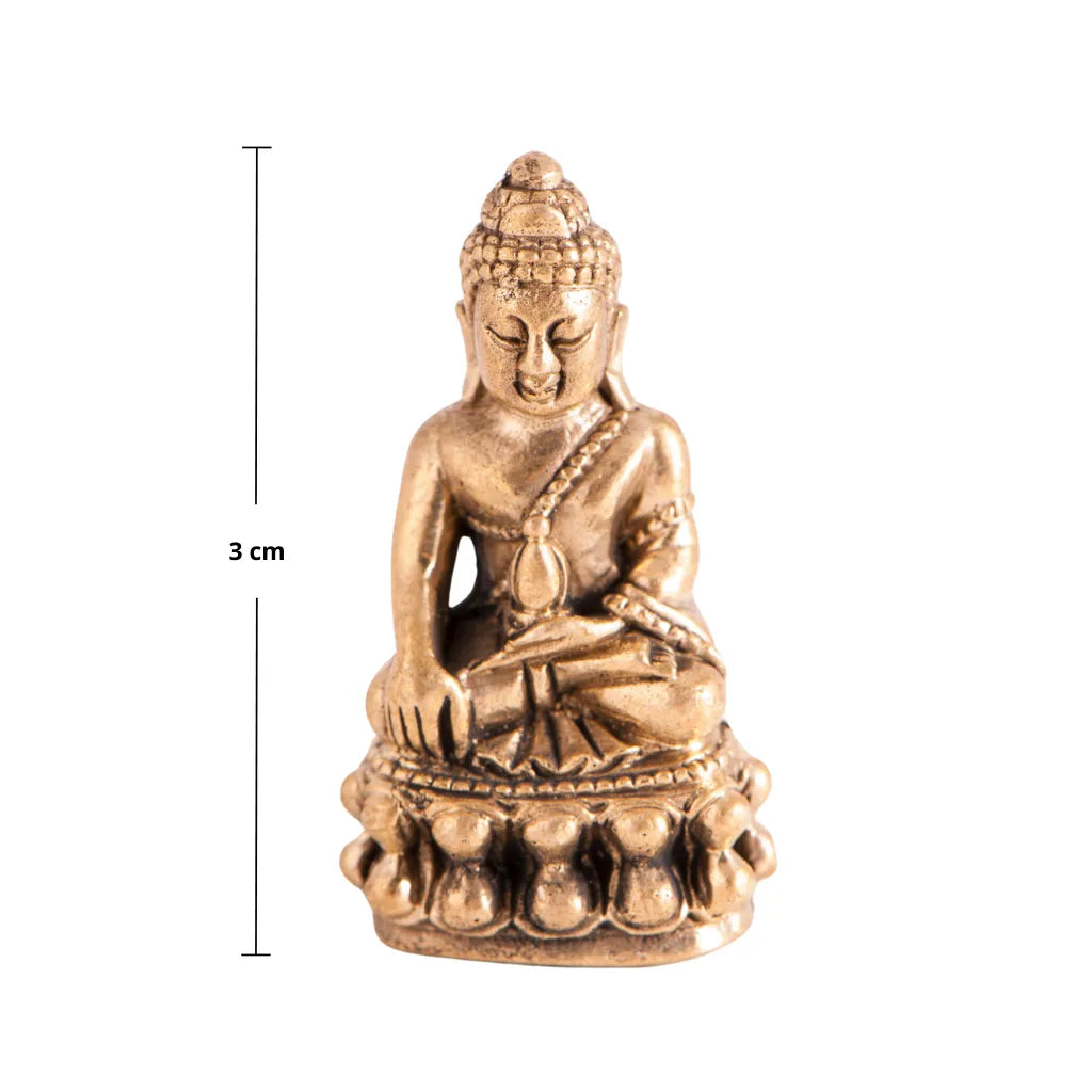 Goldfarbene Miniatur Medizinbuddha Figur aus Messing, 3 cm hoch, für Heilung und spirituelles Gleichgewicht.