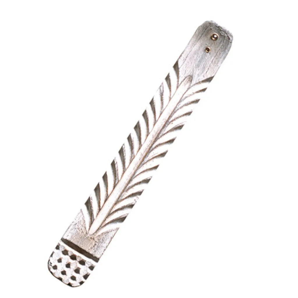 Weiß gewachster Räucherstäbchenhalter "Ornament" aus Holz, 28 cm lang, mit feinem Blattmuster, für Räucherstäbchen.