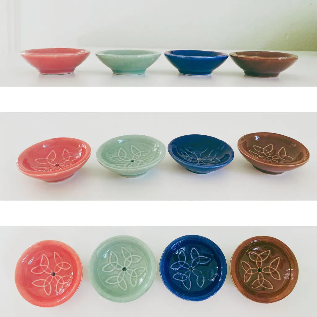 Set von vier runden Keramik Räucherstäbchenhaltern in Korallrot, Mintgrün, Königsblau und Braun mit feinem Knotenmuster, präsentiert in verschiedenen Ansichten auf weißem Hintergrund.