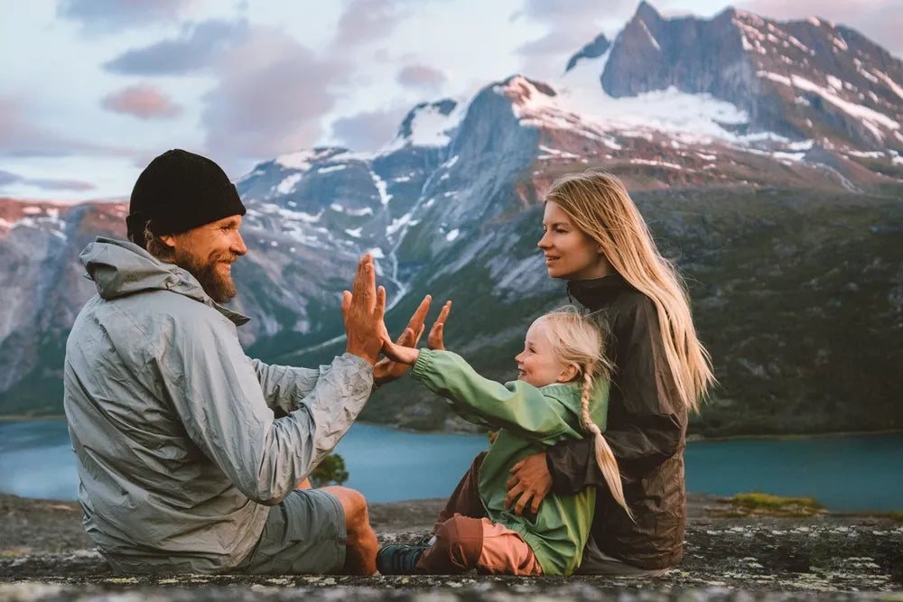 Familie spielt in den Bergen, achtsamer Minimalismus, bewusster leben, glückliche Momente.