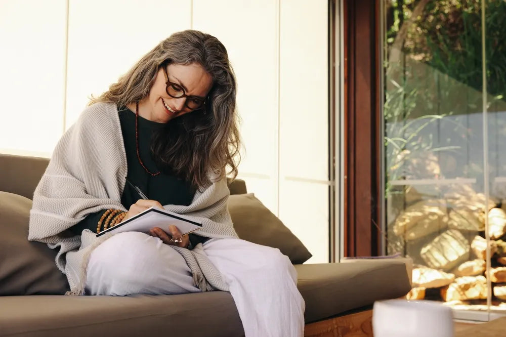 Frau praktiziert Journaling für Reflexion und persönliches Wachstum.