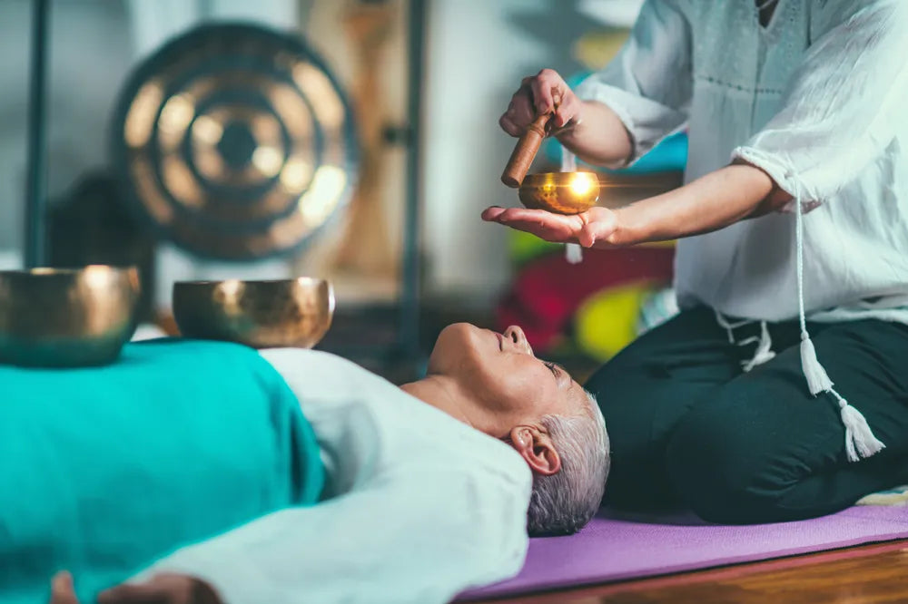 Klangschalen-Therapie zur Entspannung und um innere Ruhe zu finden.