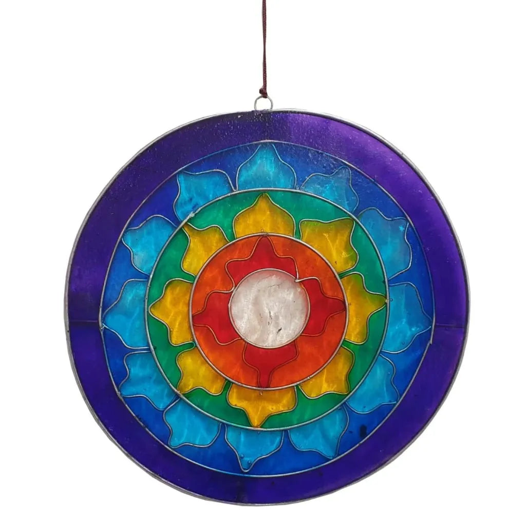 Kreisrunder Sonnenfänger "Lotus Chakra Regenbogen" aus gefärbtem Glas. Zeigt ein Mandalamuster in leuchtenden Regenbogenfarben von Rot bis Violett. Ideal für Fensterdekoration, Yoga-Studios oder Meditationsräume.