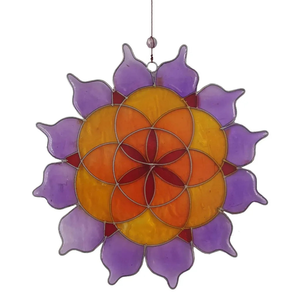 Dekorativer Sonnenfänger "Lotus Saat des Lebens" aus gefärbtem Glas. Zeigt ein spirituelles Mandalamuster in Lila, Orange und Gelb. Perfekt als Fensterdeko oder Wandbehang.
