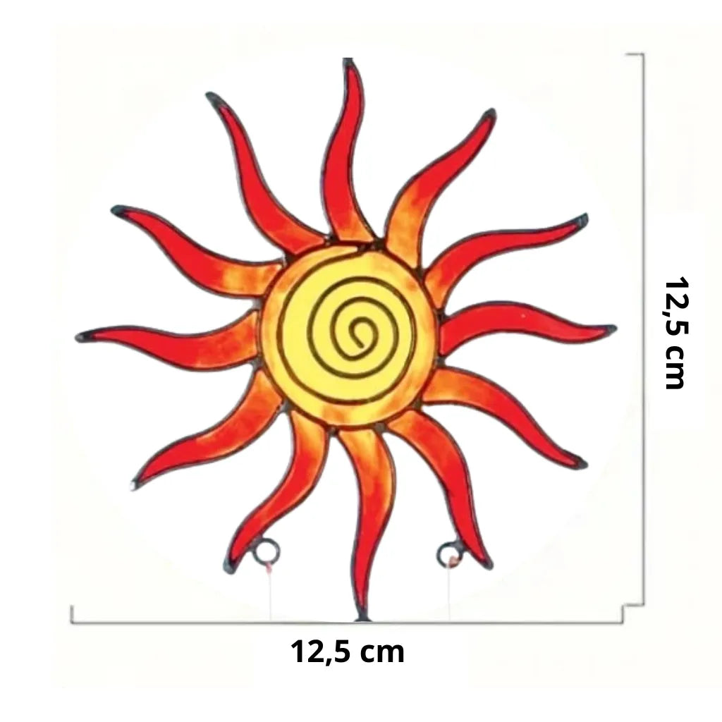 Sonnenfänger "Sonne Spirale" aus gefärbtem Glas in Rot-Gelb mit Maßen von 12,5 cm Durchmesser. Ideal als lebensfrohe Fensterdekoration.