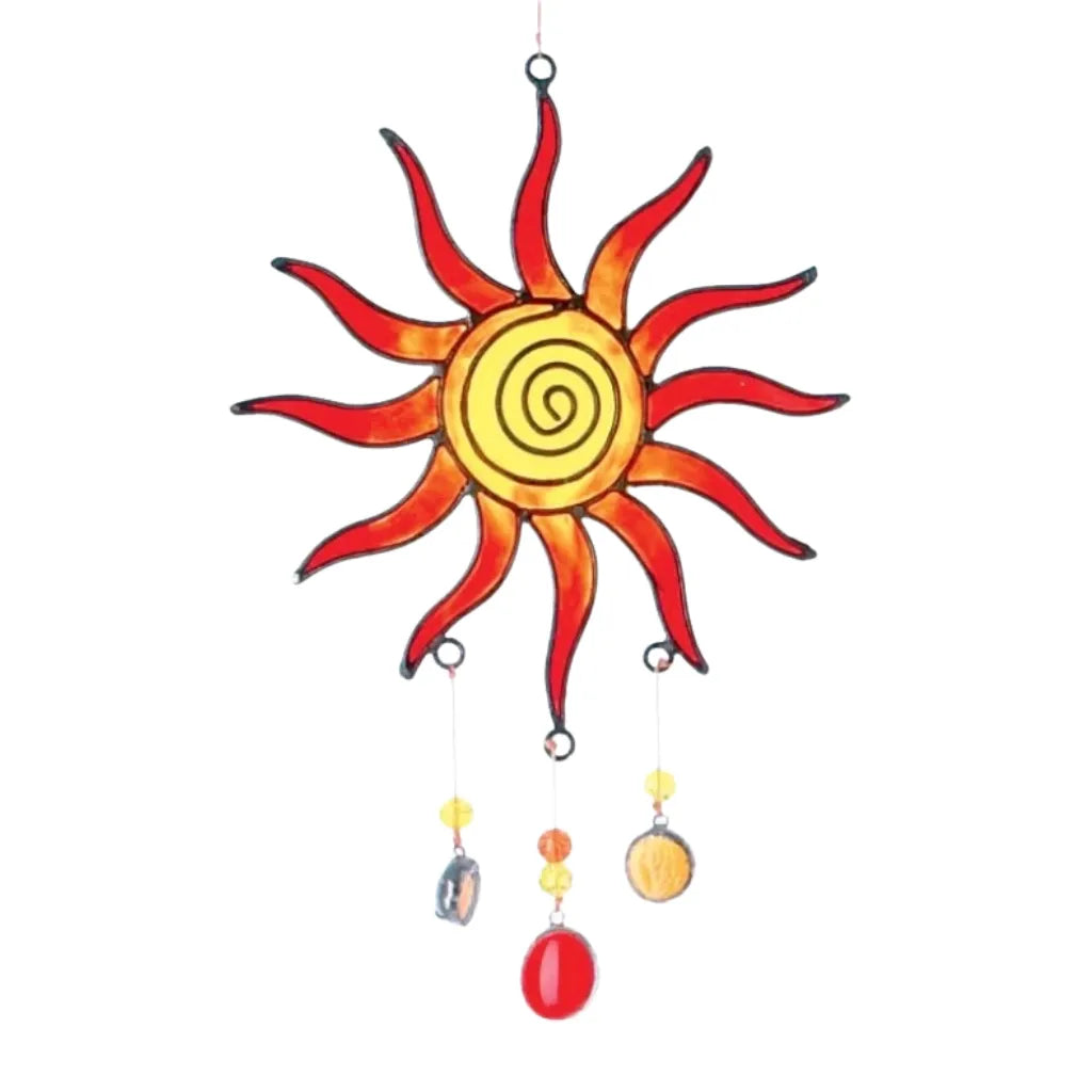 Dekorativer Sonnenfänger "Sonne Spirale" aus gefärbtem Glas in Rot-Gelb. Mit zentraler Spirale und drei hängenden Glasperlen. Perfekt als Fensterdekoration.