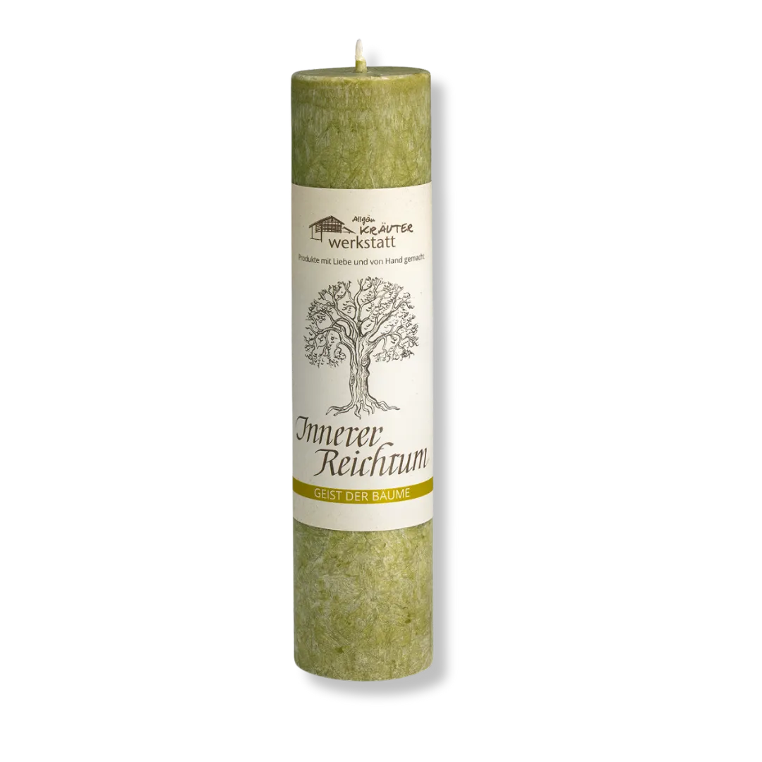 Olivgrüne Allgäuer Kräuterkerze "Innerer Reichtum" mit Esche, hilft innere Fülle & schöpferisches Potenzial zu entfalten.