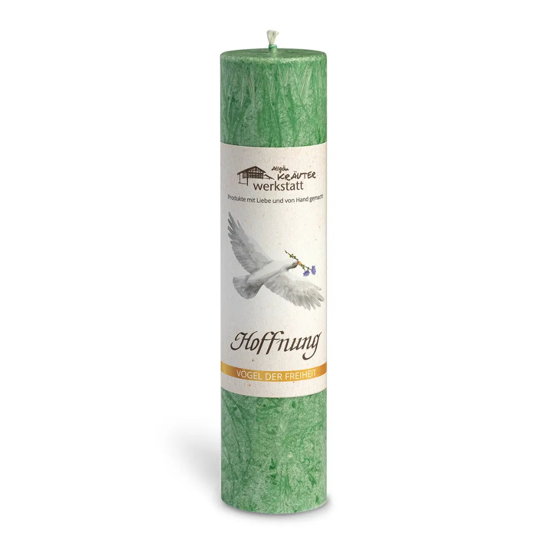 Grüne Allgäuer Heilkräuterkerze "Hoffnung" aus der Serie "Vögel der Freiheit" mit Taubenmotiv.
