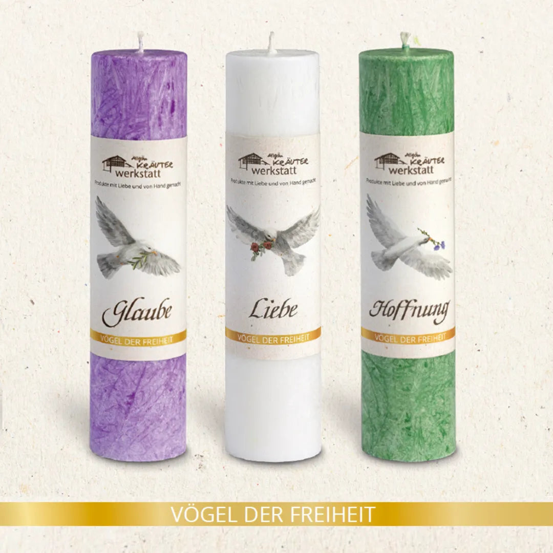 Set Allgäuer Heilkräuterkerzen "Vögel der Freiheit": Glaube, Liebe, Hoffnung mit Taubenmotiven.