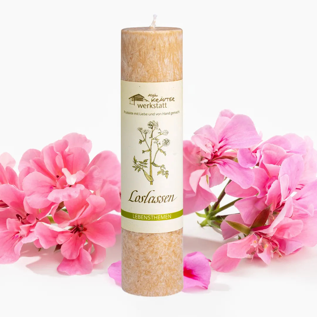 Beige Kräuterkerze "Loslassen" mit Rosengeranie, hilft bei Abschied & schafft Raum für Neubeginn. 