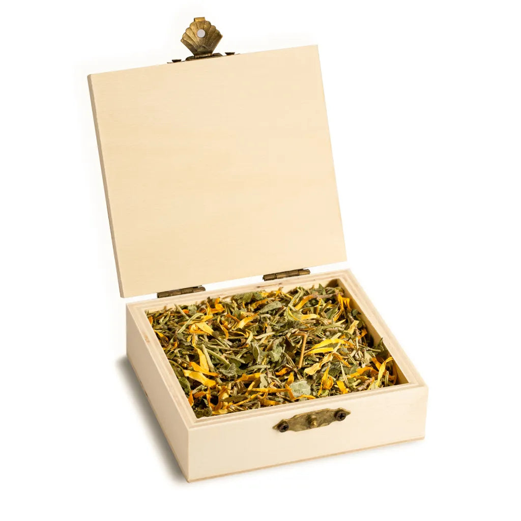 Geöffnete Holzbox "Allgäuer Räucherwerk Lebendigkeit" mit Kräuter-Blüten-Mischung.