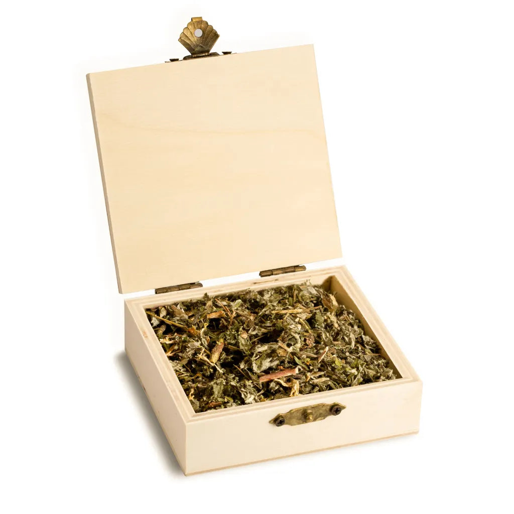 Geöffnete Holzbox "Allgäuer Räucherwerk Kraft und Erdung" mit Kräutermischung.