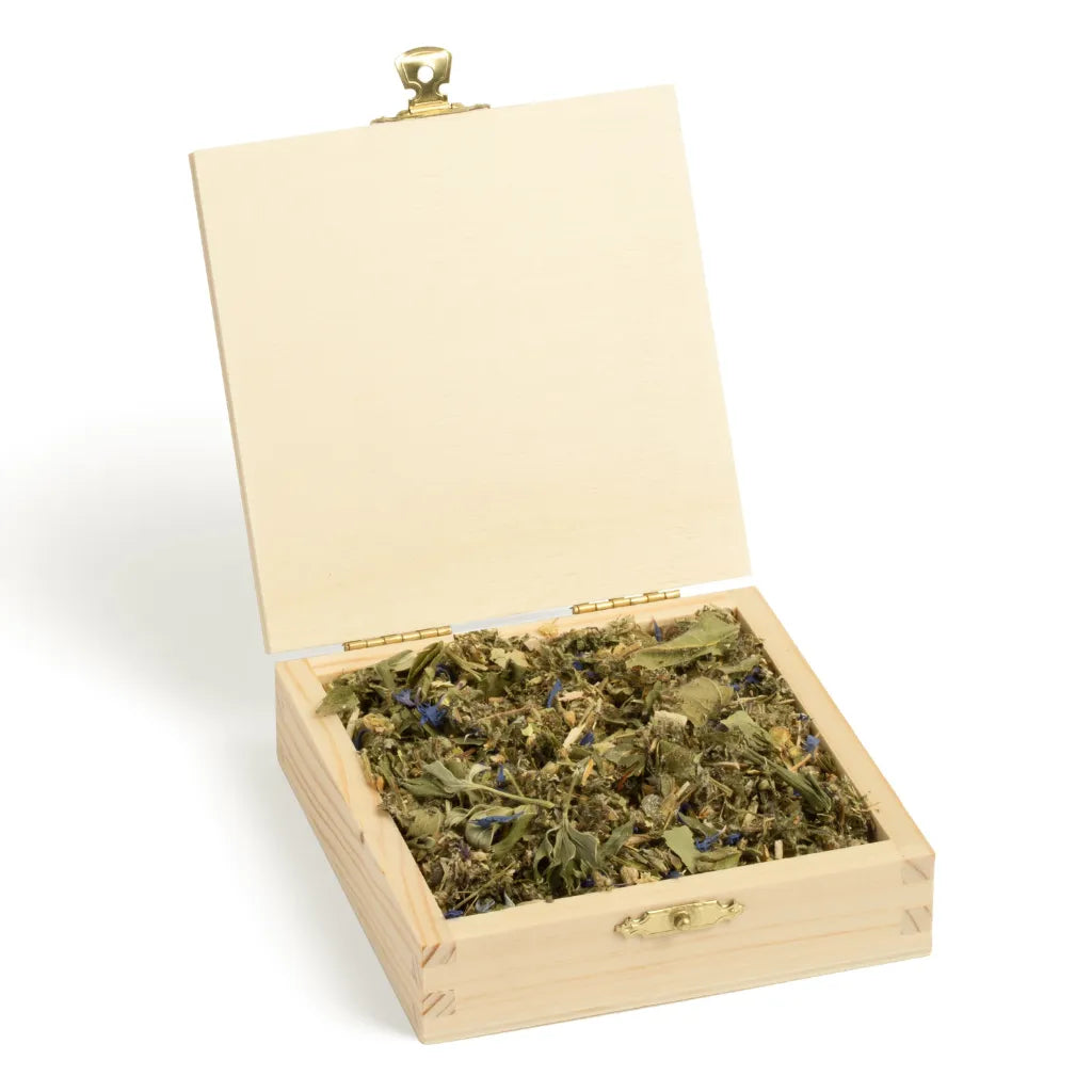 Geöffnete Holzbox "Allgäuer Räucherwerk Seelenzauber Mondkraft" mit Kräutermischung.
