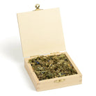 Geöffnete Holzbox "Allgäuer Räucherwerk Seelenzauber Mondkraft" mit Kräutermischung.