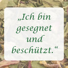 Affirmation "Ich bin gesegnet und beschützt" auf Hintergrund aus Kräutern der Räuchermischung.