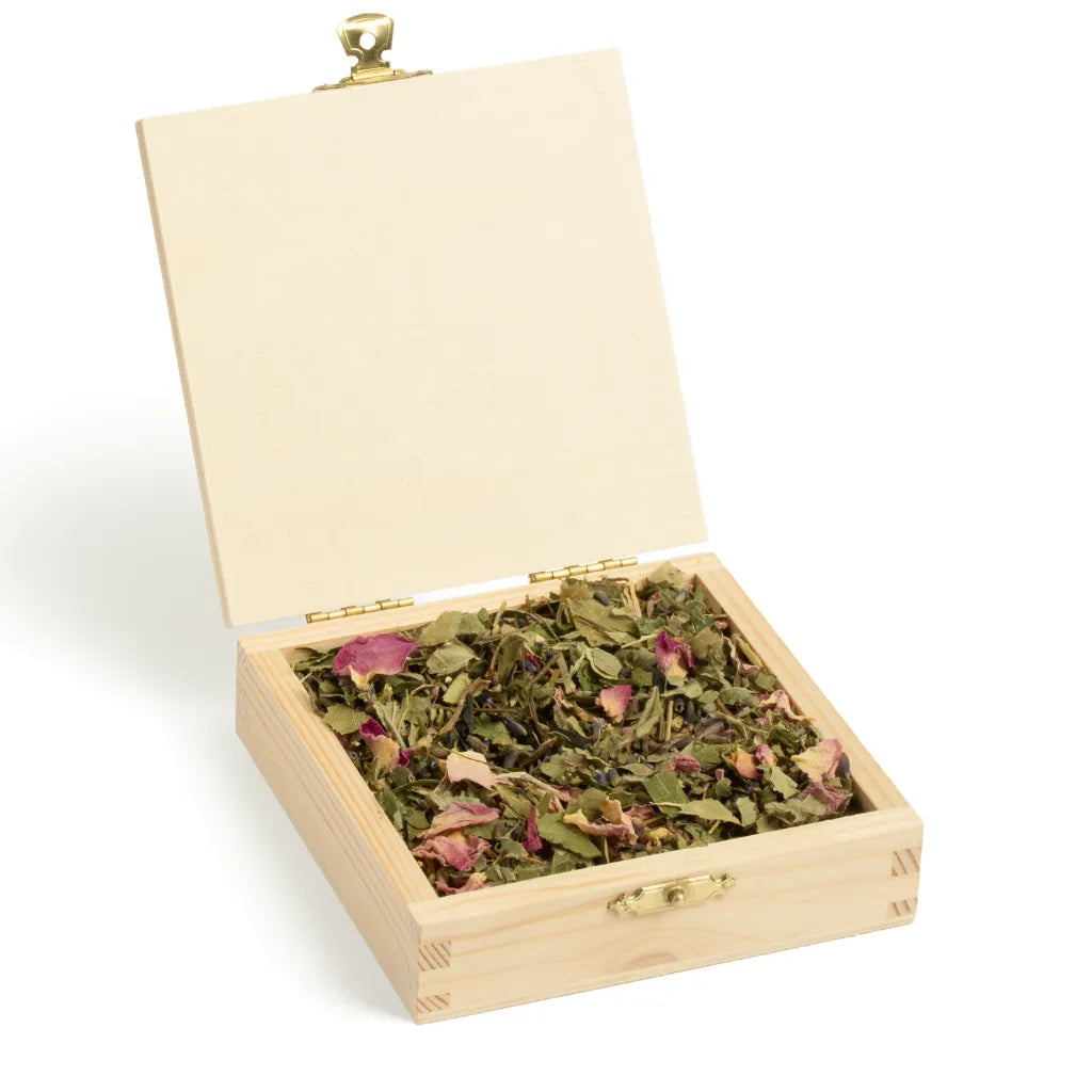 Geöffnete Holzbox "Allgäuer Räucherwerk Seelenzauber Segen" mit Kräuter-Blüten-Mischung.