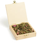 Geöffnete Holzbox "Allgäuer Räucherwerk Seelenzauber Segen" mit Kräuter-Blüten-Mischung.