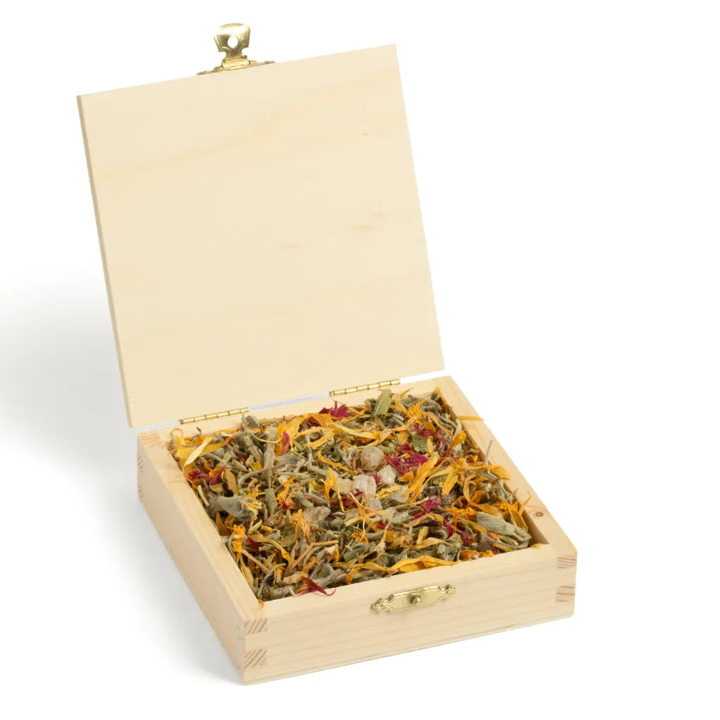 Geöffnete Holzbox "Allgäuer Räucherwerk Seelenzauber Sonnenkraft" mit Kräuter-Blüten-Mischung.