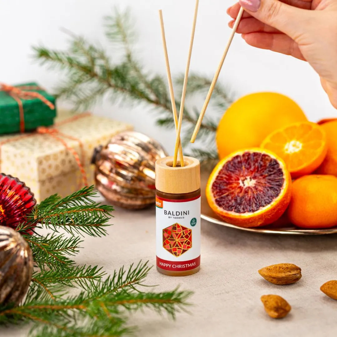 Baldini Happy Christmas Raumduft-Set in Weihnachtsdeko, mit Orangen und Tannenzweigen.