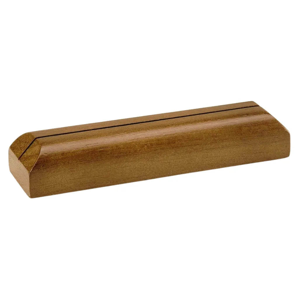 Dunkler, langer Kartenhalter aus Holz, schlichtes Design für Postkarten und Zitate.