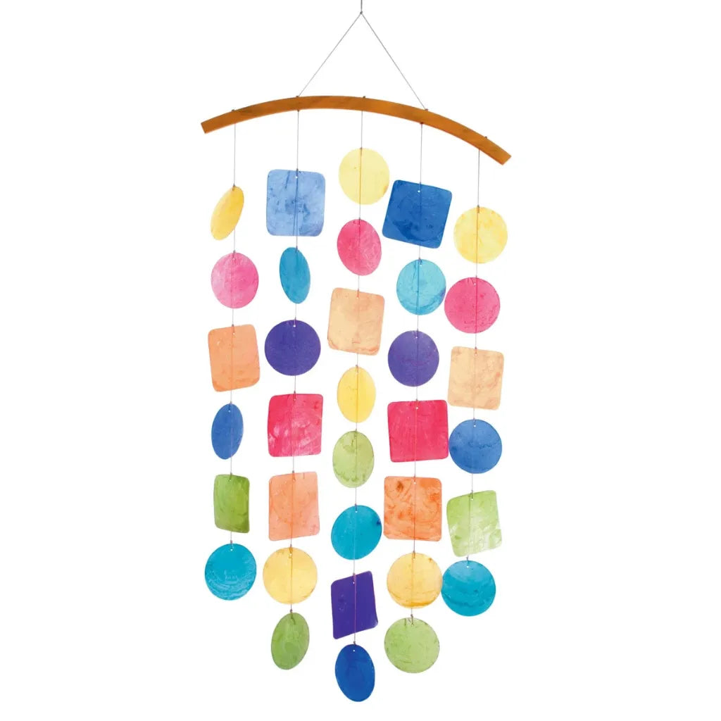 Farbenfrohes Regenbogen Muschelwindspiel mit Bambusstab, für fröhliches Farbspiel und Harmonie.