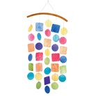 Farbenfrohes Regenbogen Muschelwindspiel mit Bambusstab, für fröhliches Farbspiel und Harmonie.