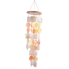 Capiz-Muschelwindspiel in Gelb, Orange und Natur, mit Holzplatte, für lichtdurchlässigen Glanz.