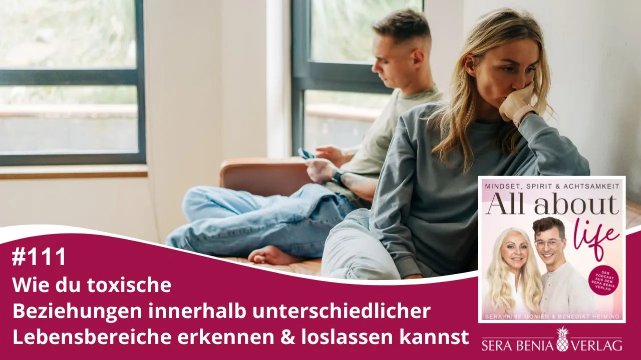 All about life Podcast #111: Wie du toxische Beziehungen erkennen und loslassen kannst. Paar sitzt von einander abgewendet auf dem Sofa.
