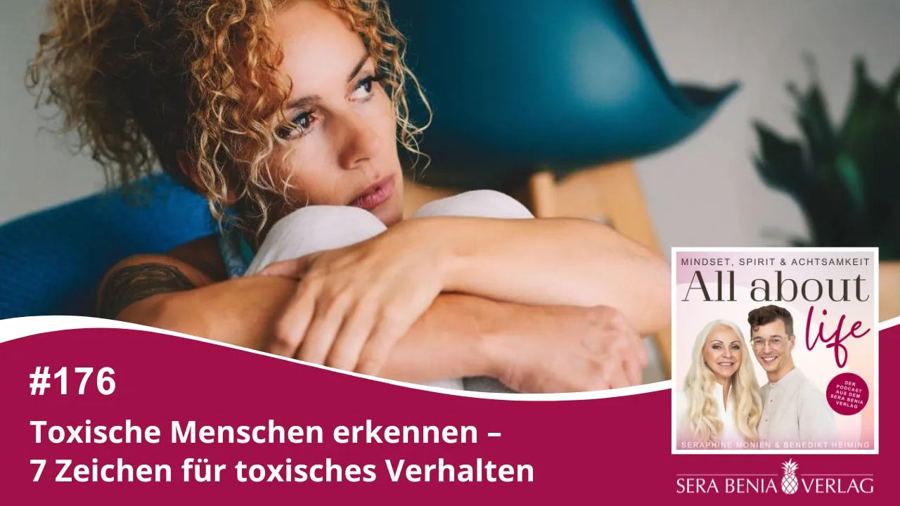 All about life Podcast #176: Toxische Menschen erkennen. Frau sitzt nachdenklich und traurig auf dem Sofa.