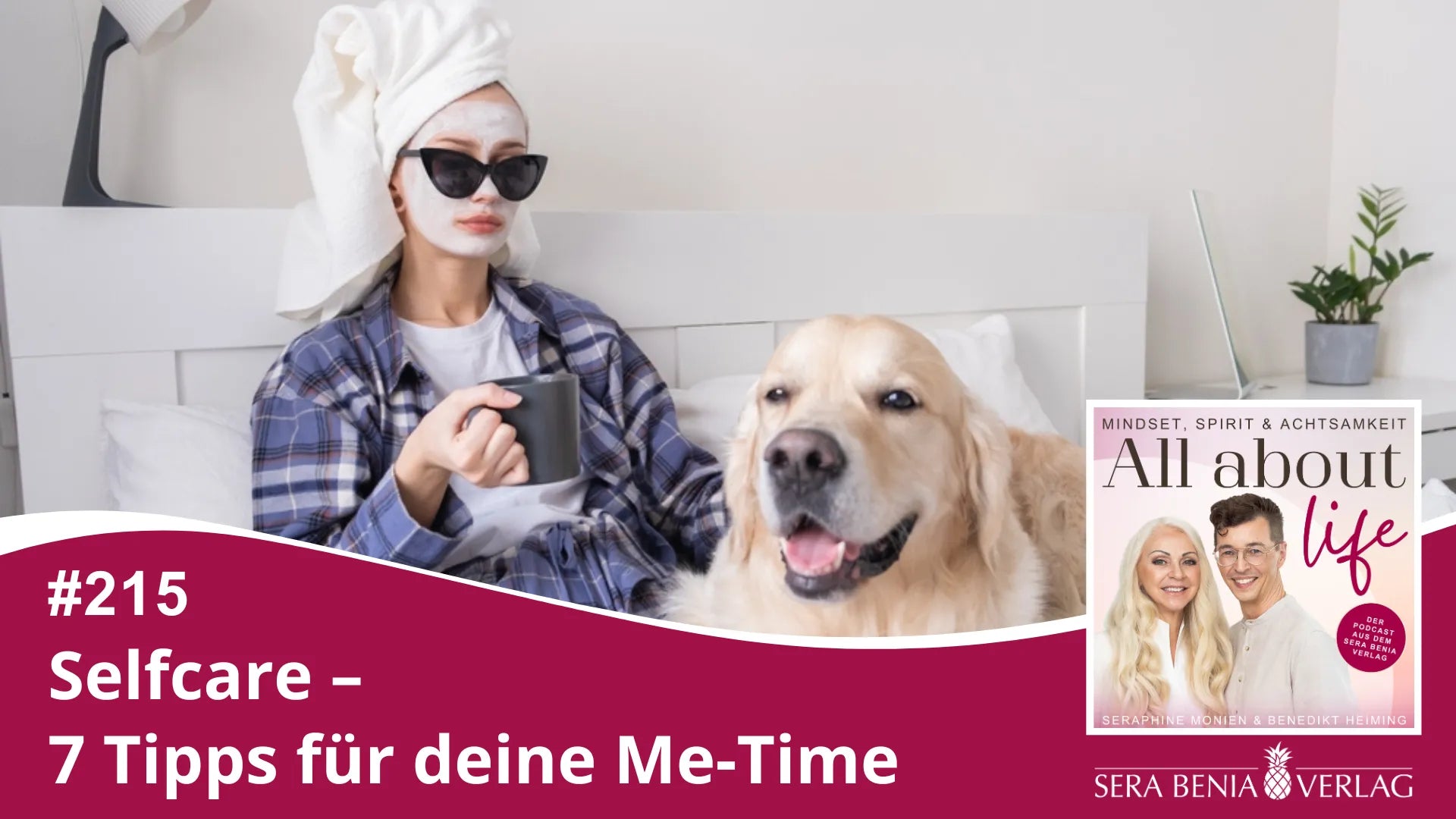Podcast-Cover für „All about life" Episode #215 „Selfcare – 7 Tipps für deine Me-Time", Frau mit Gesichtsmaske und Sonnenbrille trinkt Kaffee im Bett, und dem Porträt der Podcaster Seraphine Monien und Benedikt Heiming.