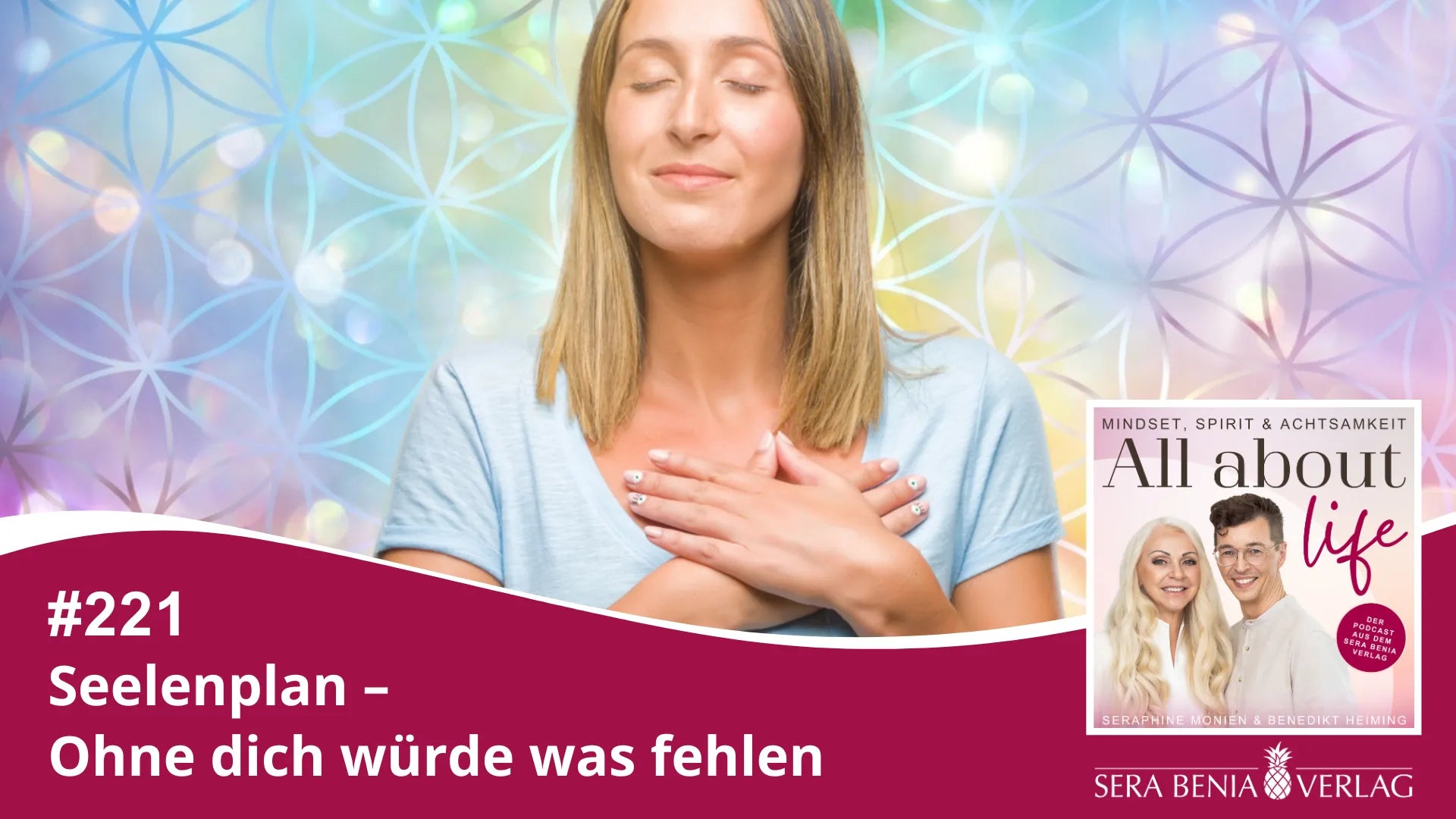 All about life Podcast #221: Seelenplan – Ohne dich würde was fehlen. Frau meditiert mit Händen auf Brust.