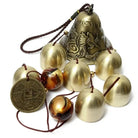 Goldfarbenes Glocken-Windspiel mit 8 kleinen Glocken und fernöstlichem Design.