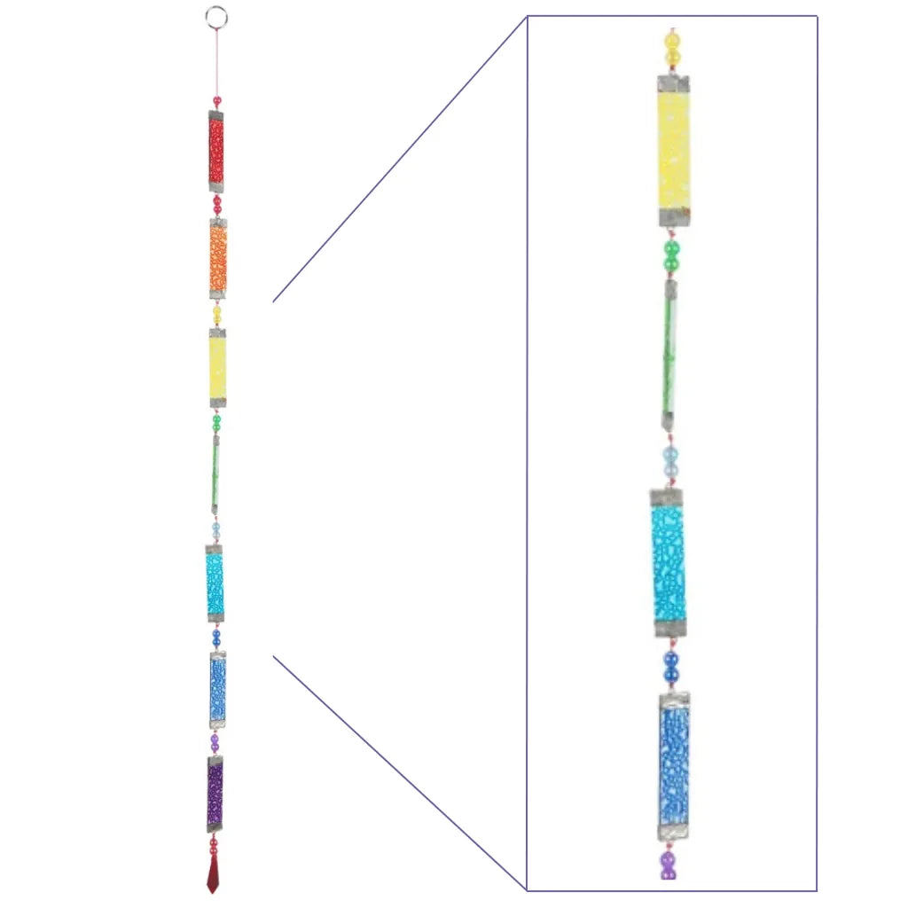Detailaufnahme der Glaskette "Regenbogen". Zeigt die einzelnen farbigen Glasröhrchen, die mit glitzerndem Material gefüllt sind, und die kleinen Perlen zwischen den Segmenten. Ein faszinierendes Funkeln.
