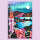 Das fertig gelegte Piecely Puzzle 500 Teile "Suisse Nights". Eine bezaubernde Illustration einer Schweizer Berg- und Seenlandschaft bei Nacht, mit rosa Uhrturm, bunten Häusern und einem vollen Mond. 
