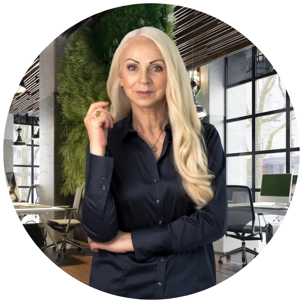 Seraphine Monien, Achtsamkeitstrainerin und Meditationslehrerin, lächelt im modernen Büro.