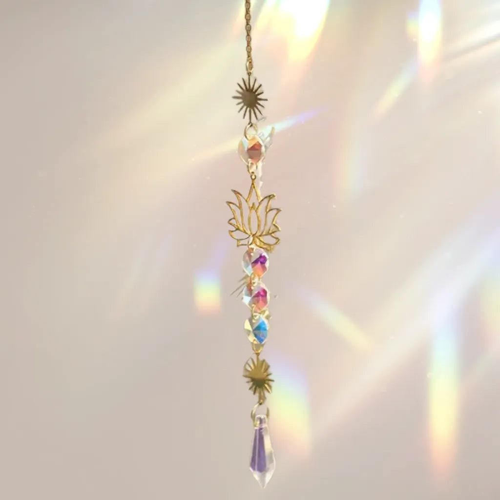 Sonnenfänger-Kette mit Kristallprismen erzeugt Regenbogen-Lichtreflexe. Zauber des Lichts für Harmonie & positive Raumenergie.